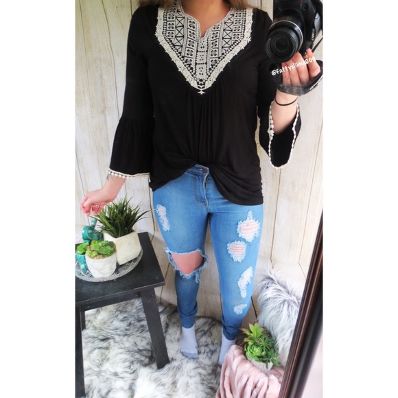 Tops - Embroidered belle sleeve blouse 🍃